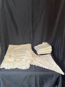 lot 229 image: Level 3 - Vintage Sears Crochet Pieces and Napkin Set