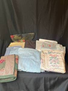 lot 233 image: Level 3 - Assorted Bedding and Linens Lot