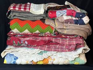lot 237 image: Level 2 - Assorted Vintage and Handmade Blankets and Quilts