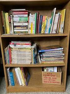 lot 403 image: Level 2 - Large Assorted Collection of Books and Magazines
