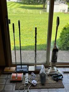 lot 424 image: Level 3 - Lot of Vacuum Cleaners and Accessories