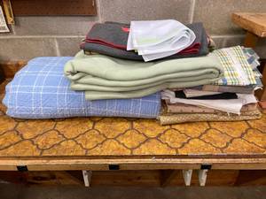 lot 21 image: Level 1- Lot of Assorted Blankets and Fabric Pieces