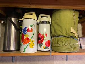 lot 252 image: Level 1 - Lot of Vintage Floral Insulated Jugs and Green Sleeping Bag