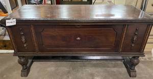 lot 257 image: Level 1 - Beautiful Vintage Lane Cedar Chest