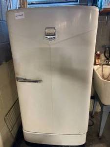 lot 259 image: Level 1 - Vintage Hotpoint Refrigerator -  Working Condition