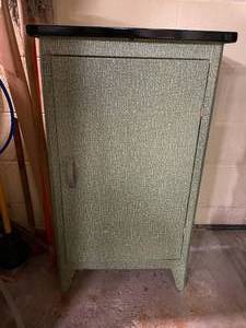 lot 264 image: Level 1 - Vintage Metal Storage Cabinet