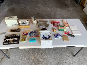 lot 271 image: Garage - Eclectic Collection of Vintage Household Items and Collectibles