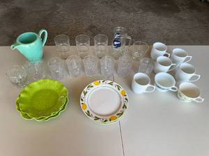 lot 286 image: Garage - Assorted Glassware and Ceramic Dish Set