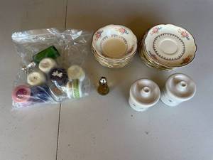 lot 314 image: Garage - Lot of Vintage Homer Laughlin Bowls and Assorted Small Items
