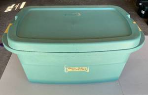lot 317 image: Garage - Large Sterilite Storage Tub with Miscellaneous Items