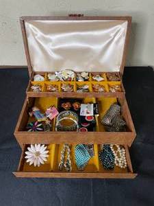 lot 346 image: Level 2 - Vintage Jewelry Box with Assorted Costume Jewelry