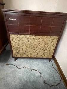 lot 395 image: Level 4 - Vintage Emerson Console Radio Cabinet