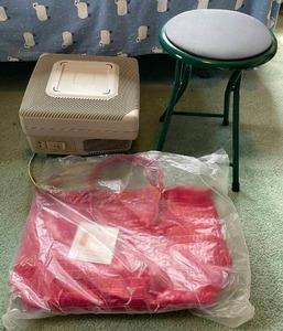 lot 399 image: Level 4 - Elizabeth Arden Gift Bag, Air Purifier, and Folding Stool Lot