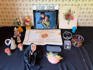 lot 421 image: Level 2 - Assorted Collectibles and Memorabilia Lot
