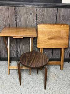 lot 416 image: Level 2 - Lot of 3 Light Wood TV Trays and 1 Wooden Side Table