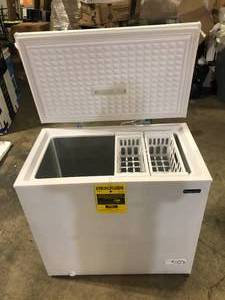 Magic Chef 7.0 cu. ft. Chest Freezer in White Customer Returns See Pictures