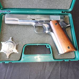 lot 2 image: Kimar 8mm Semi-Automatic Blank Firing Pistol in Case with Sheriff Badge