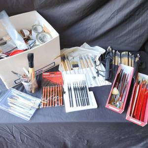 lot 30 image: Artists paint brushes. Be your own Bob Ross