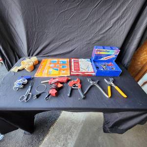 lot 33 image: Various crafty tools and supplies as pictured