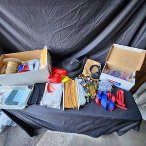 lot 39 image: Sewing notions Trims and bias tape.
