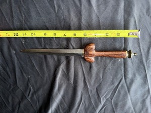 lot 92 image: Small dagger as pictured