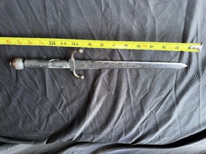 lot 93 image: Small dagger as pictured