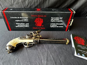 lot 5 image: Denix Replica Flintlock Pistol with Three Barrels