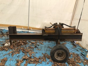 lot 39 image: Log splitter on wheels with 5 hp Briggs & Stratton motor