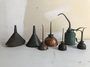lot 42 image: Vintage Thumb Press oil can and more
