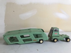 lot 47 image: Vintage Tonka toy metal truck and trailer