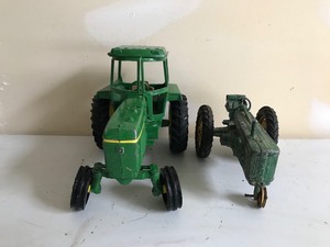 lot 48 image: 2 Collectable John Deere tractors