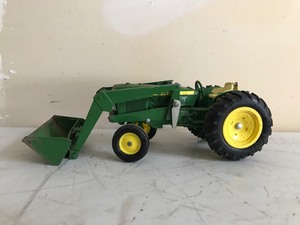 lot 57 image: John deere collectable metal tractor