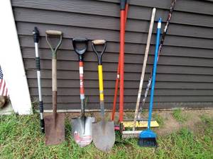 lot 258 image: Shovels, hoe, brooms, long handle brushes