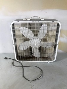lot 91 image: 20 Fan