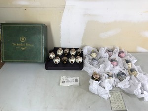 lot 122 image: The Bradford Exchange Christmas Bulbs