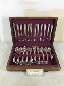 lot 134 image: W.M. Rogers & Sons Silverware in Wooden Case