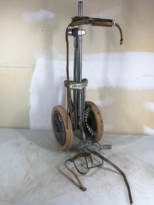 lot 23 image: Vintage golf caddy