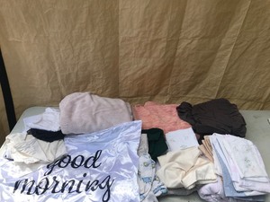 lot 198 image: Tote of Bath Towels, sheets & pillow cases