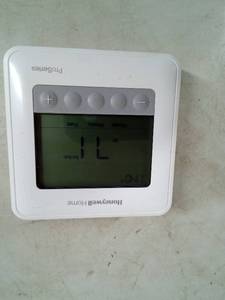 lot 245 image: Honeywell digital home thermostat