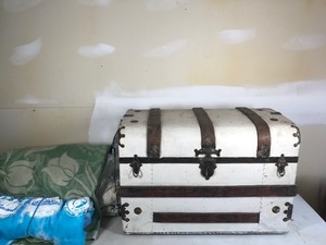 lot 333 image: Vintage Chest with Blankets and more
