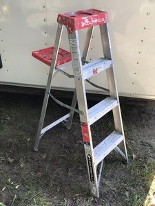 lot 367 image: Louisville 4ft aluminum ladder