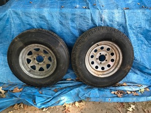 lot 371 image: Duro H78-15St-ST22575D15 tire and a USA Trail- ST20575D14