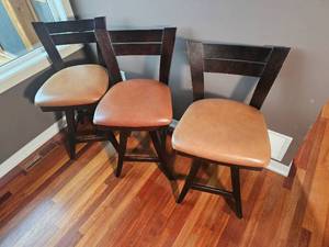 lot 18B image: Chic Modern Leather Seat Counter Chair Set - B