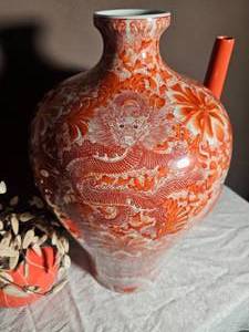 lot 113 image: Coral & White Dcor Vase Group