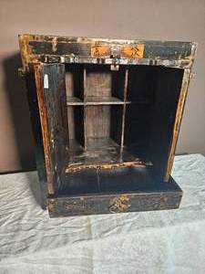 lot 115 image: Antique Chinese Chinoiserie Lacquer Finish Tea Box