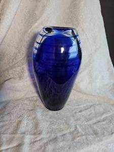 lot 117 image: 11 inch Cobalt Blue Art Glass Vase