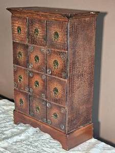 lot 200 image: Faux Gator Skin Curio Box