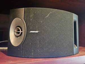 lot 138 image: Bose 201 Series Left & Right Shelf Speakers
