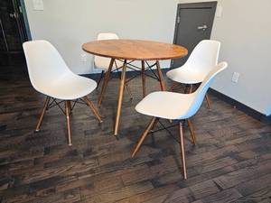 lot 9 image: MCM Reproduction Atomic Kitchenette Table & Chairs