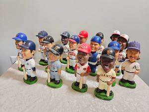 lot 214 image: HoF Baseball Bobblehead Collection (17 Count)